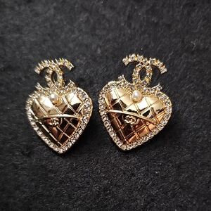 Chic Gold Heart Earrings with Pearl Detail